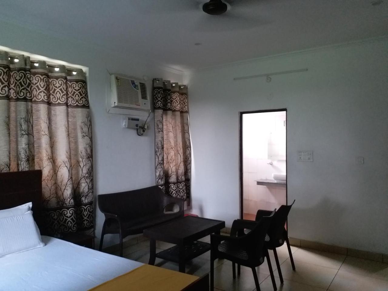 Krishna Hansraj Hotel Una  外观 照片